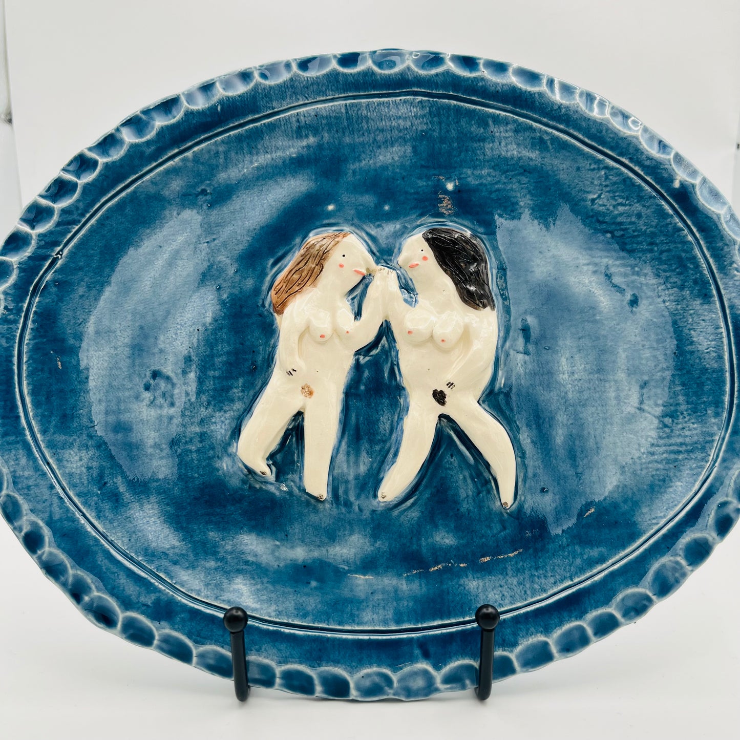 Two femmes plate