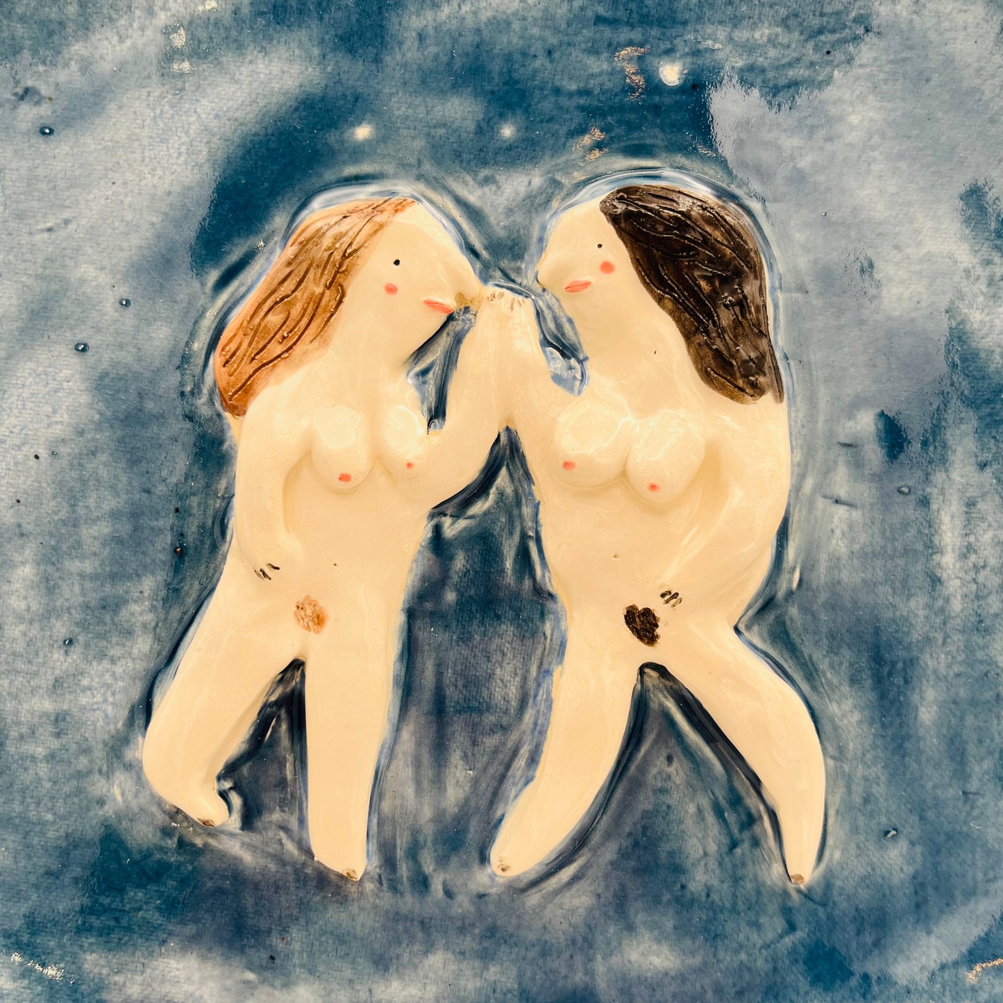 Two femmes plate