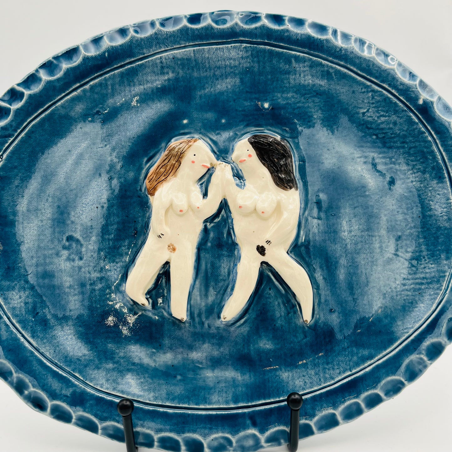 Two femmes plate